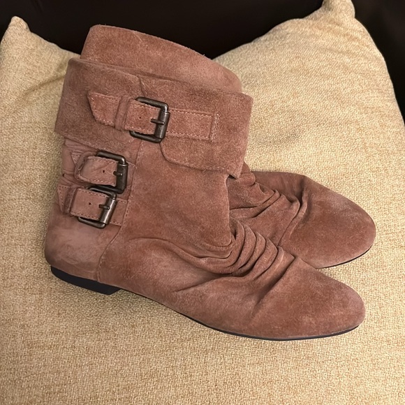 Cute suede ankle boots size 7M - Picture 2 of 10